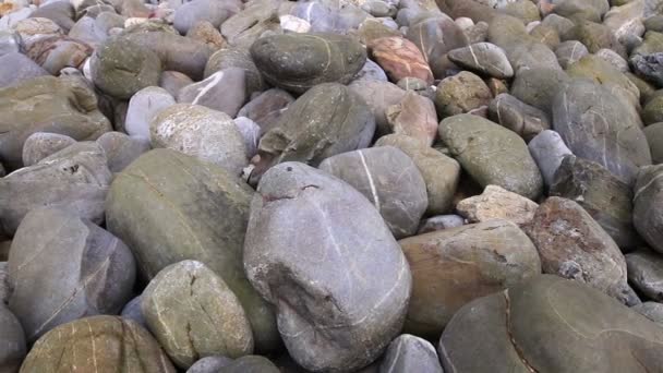 Kameny u majáku na konci ostrova — Stock video