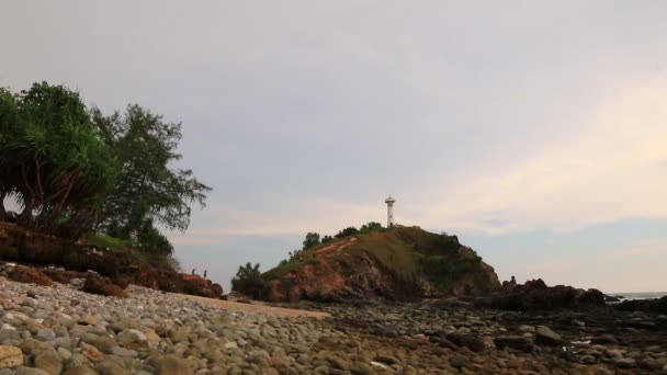 Rochas perto do farol no final da ilha — Vídeo de Stock