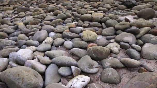 Rocas cerca del faro en el final de la isla — Vídeo de stock