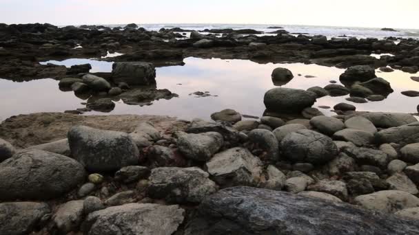 Rochas perto do farol no final da ilha — Vídeo de Stock