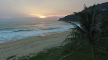 gün batımında karon beach