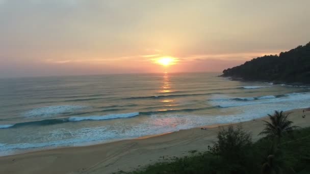 Захід сонця на пляжі Karon — стокове відео
