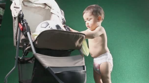 Enfant jouer au ballon — Video