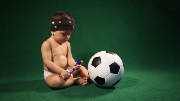 Niño jugando pelota — Vídeo de stock