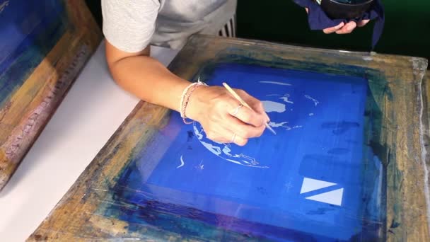 Serigrafía con tinta azul — Vídeo de stock