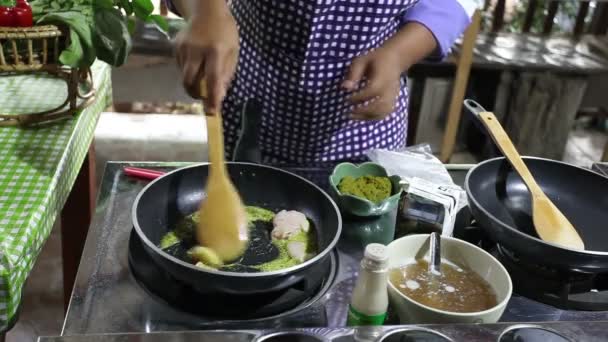 Kochen von grünem Curry — Stockvideo