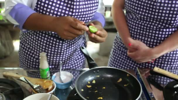 Τηγανιτά ζυμαρικά με γαρίδες — Αρχείο Βίντεο