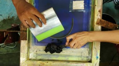 siyah tişört plastisol mürekkep ile baskı