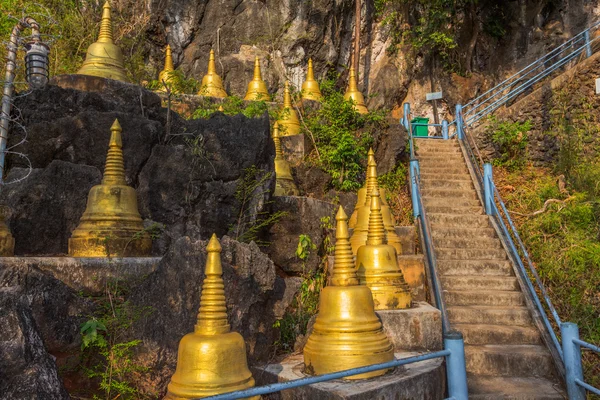 Печерного храму Тигру Wat Thumsuar — стокове фото