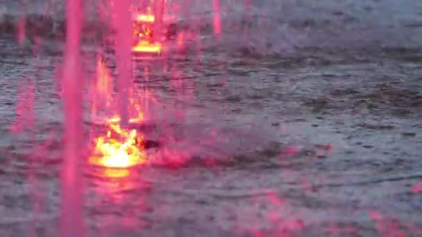 Танцюючий фонтан зі світло-рожевим — стокове відео