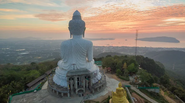 Phuket'in Big Buddha adanın biridir