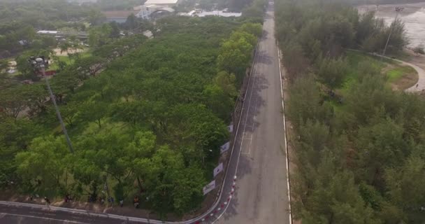 Luchtfoto autorace gehouden aan de kust. — Stockvideo