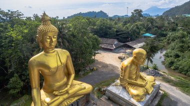 Buda yeni 3 stutues yüksek dağ yanında