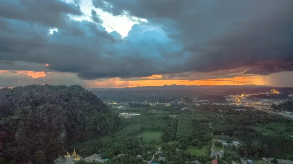 Buda yeni 3 stutues yüksek dağ yanında