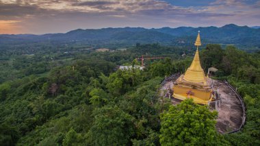 tepenin üzerinde altın chedi