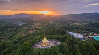 tepenin üzerinde altın chedi