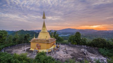 tepenin üzerinde altın chedi