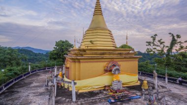 tepenin üzerinde altın chedi