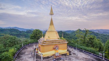 tepenin üzerinde altın chedi