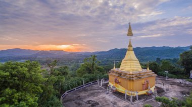 tepenin üzerinde altın chedi