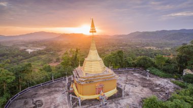 tepenin üzerinde altın chedi