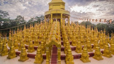 Altın pagodadan takım elbise