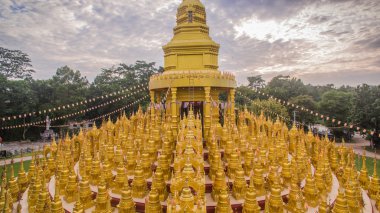 Altın pagodadan takım elbise