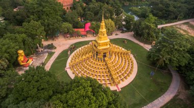 Altın pagodadan takım elbise