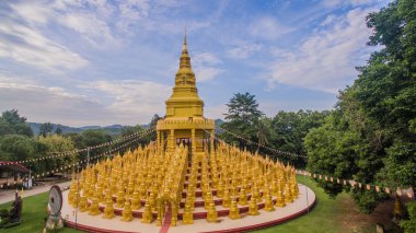 Altın pagodadan takım elbise