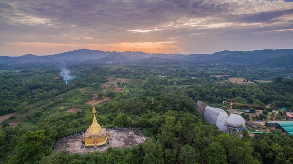 tepenin üzerinde altın chedi