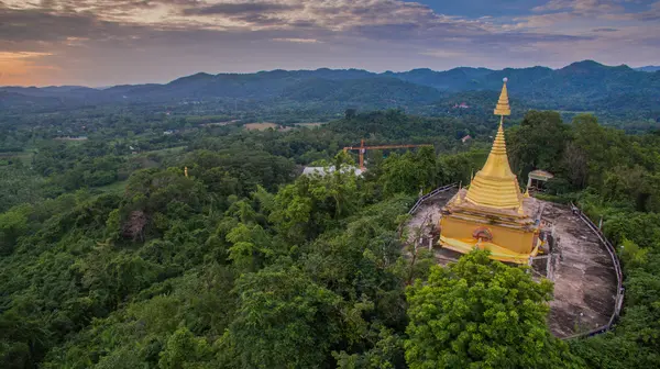 Gyllene chedi på kulle — Stockfoto