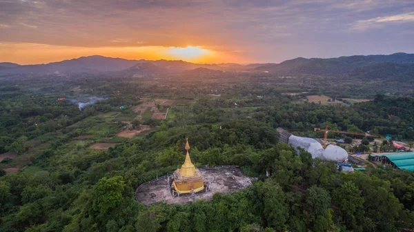 tepenin üzerinde altın chedi