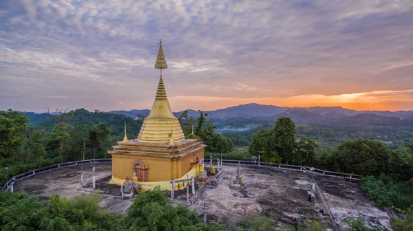 tepenin üzerinde altın chedi