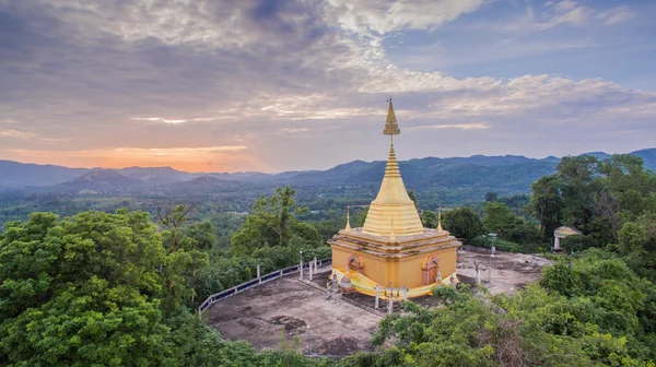 tepenin üzerinde altın chedi