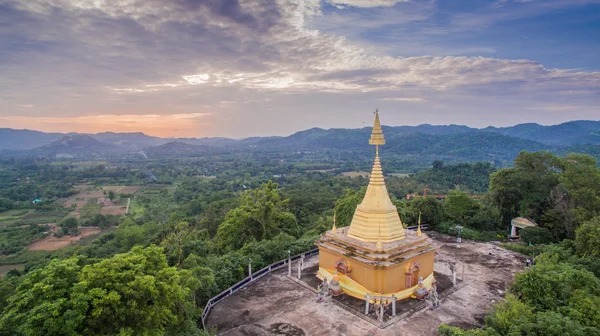 tepenin üzerinde altın chedi