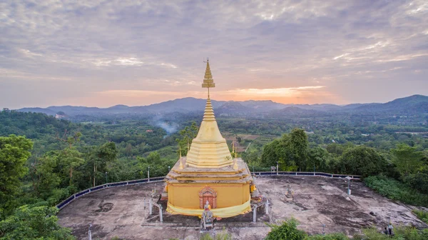 tepenin üzerinde altın chedi
