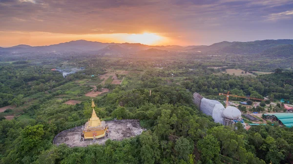 tepenin üzerinde altın chedi