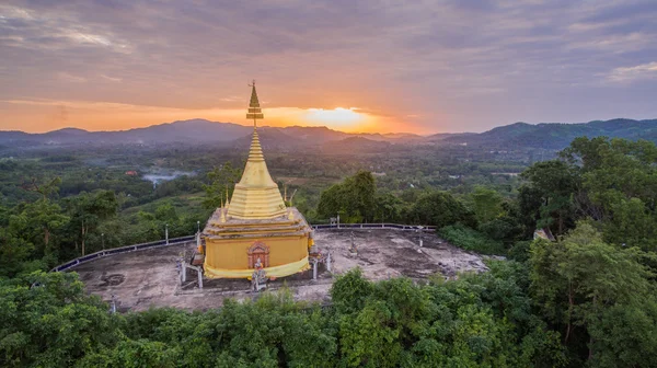 tepenin üzerinde altın chedi