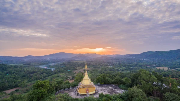 Pôr do sol no pagode dourado — Fotografia de Stock