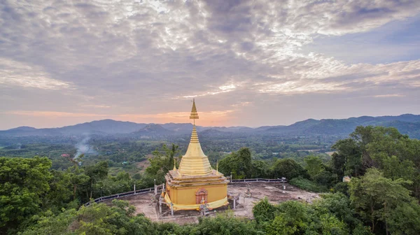 Solnedgång på gyllene pagod — Stockfoto