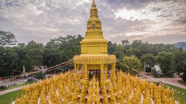 Altın pagodadan takım elbise