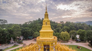 Altın pagodadan takım elbise