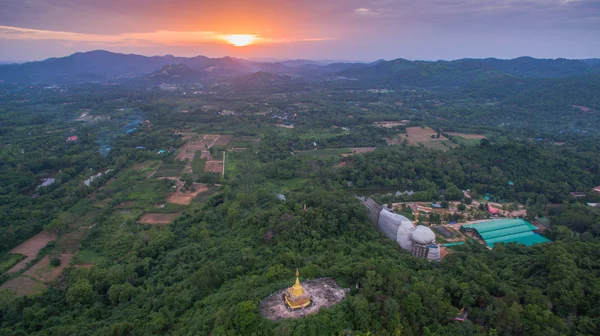 Puesta de sol en pagoda dorada — Foto de Stock