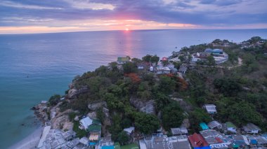 Öndeki uçurumun altın big Buddha
