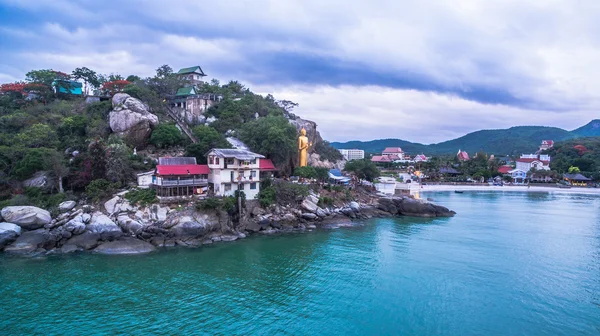 Buda grande de oro en frente del acantilado — Foto de Stock