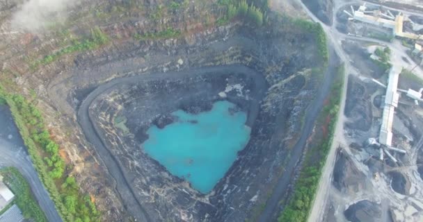 Vista aérea da antiga pedreira — Vídeo de Stock