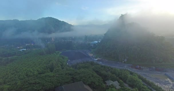 Вид з повітря на старий кар'єр вранці — стокове відео
