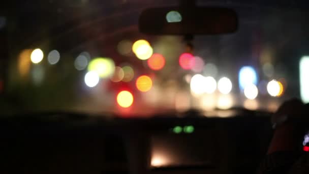 Οδήγηση τη νύχτα στην πόλη — Αρχείο Βίντεο