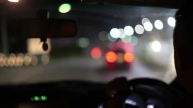 Gece şehirde sürüş