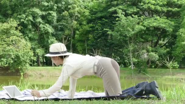 Mulheres relaxar no parque — Vídeo de Stock